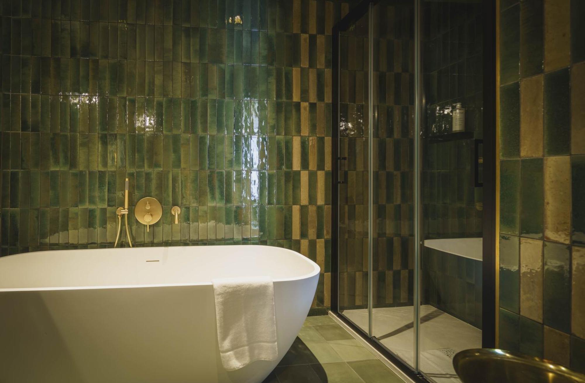 Junior Suite Shower and Bath,1600564983:JPEG