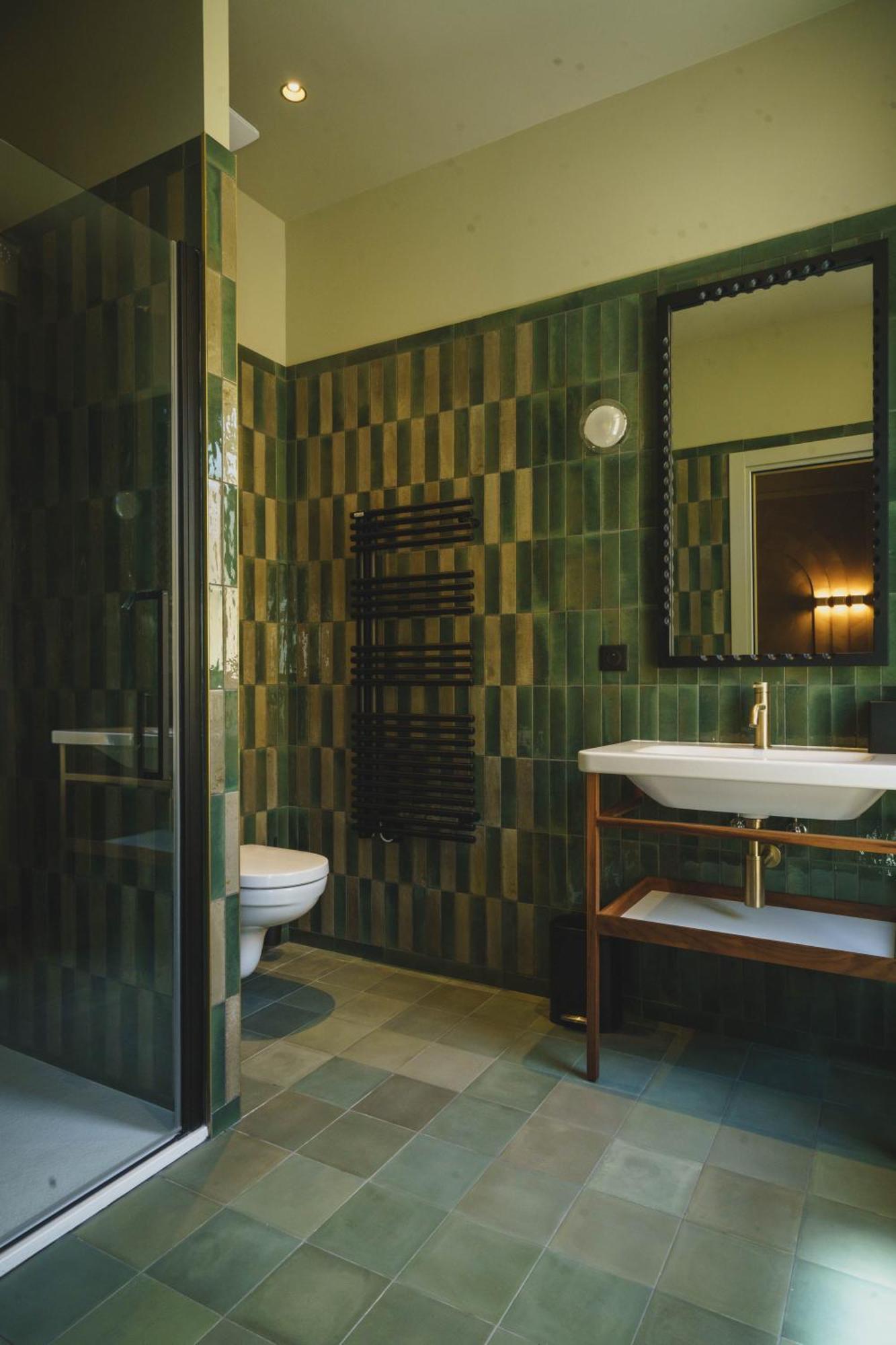 Standard Double Room Shower